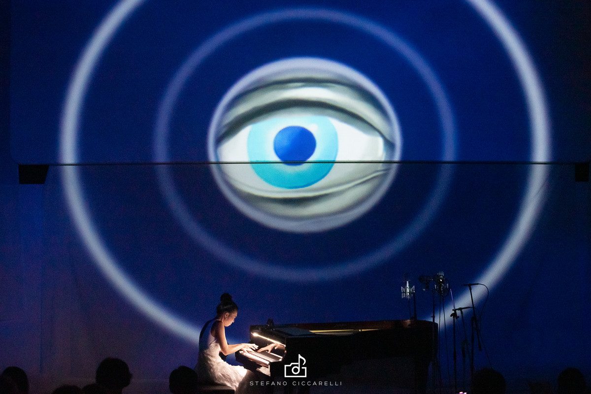 Proiezioni dell'elemento acqua con pianoforte dal vivo