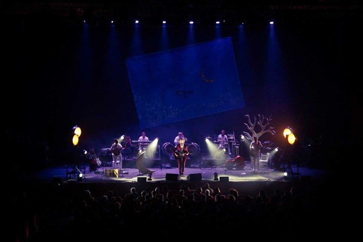 Cristicchi sul palco estivo con visual poetici e cielo stellato