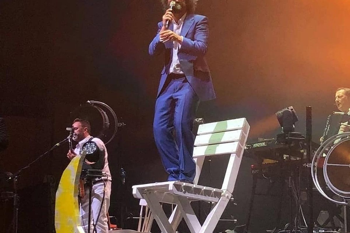 Visual art con atmosfera sospesa e luci calde sul palco