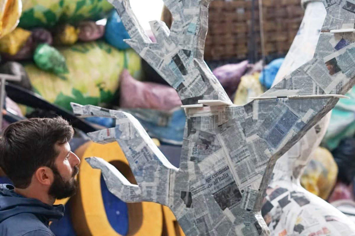 Momento live del tour con scenografia immersiva e pubblico