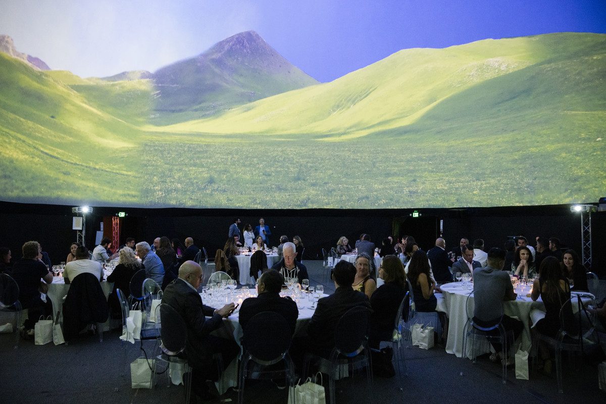 Ospiti della cena immersiva nel dome di Wisdome Village