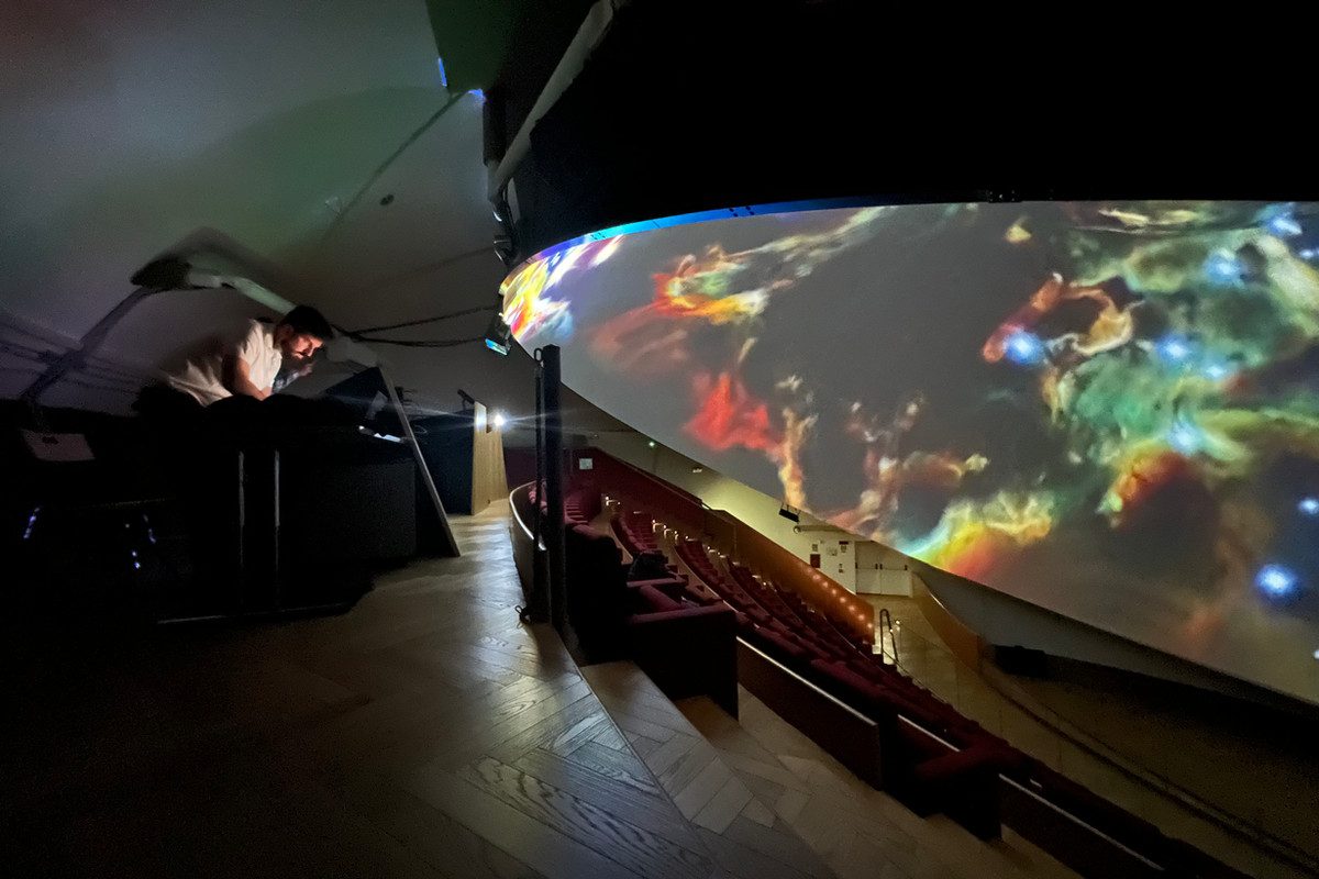 Colori vibranti e costellazioni nel planetario di Napoli