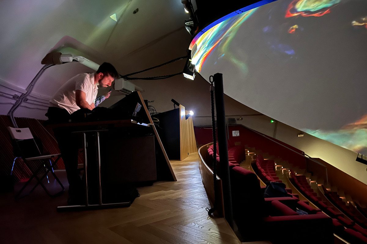 Spettatori immersi nel paesaggio cosmico a 360 gradi