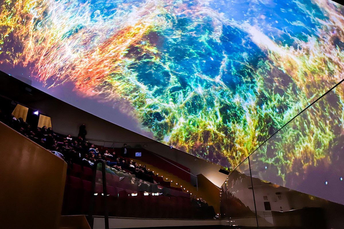 Proiezione sferica con energia luminosa e movimento fluido