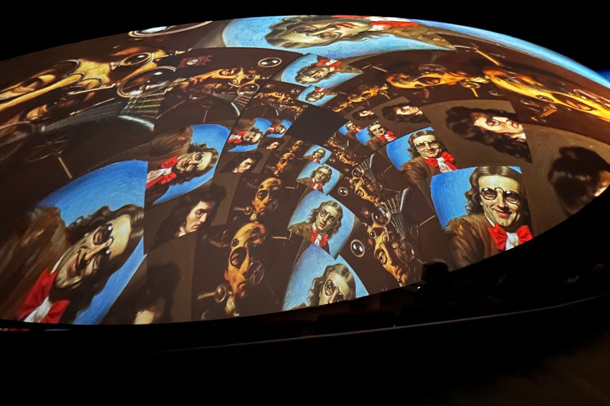 Vista della cupola del planetario con videomapping sferico