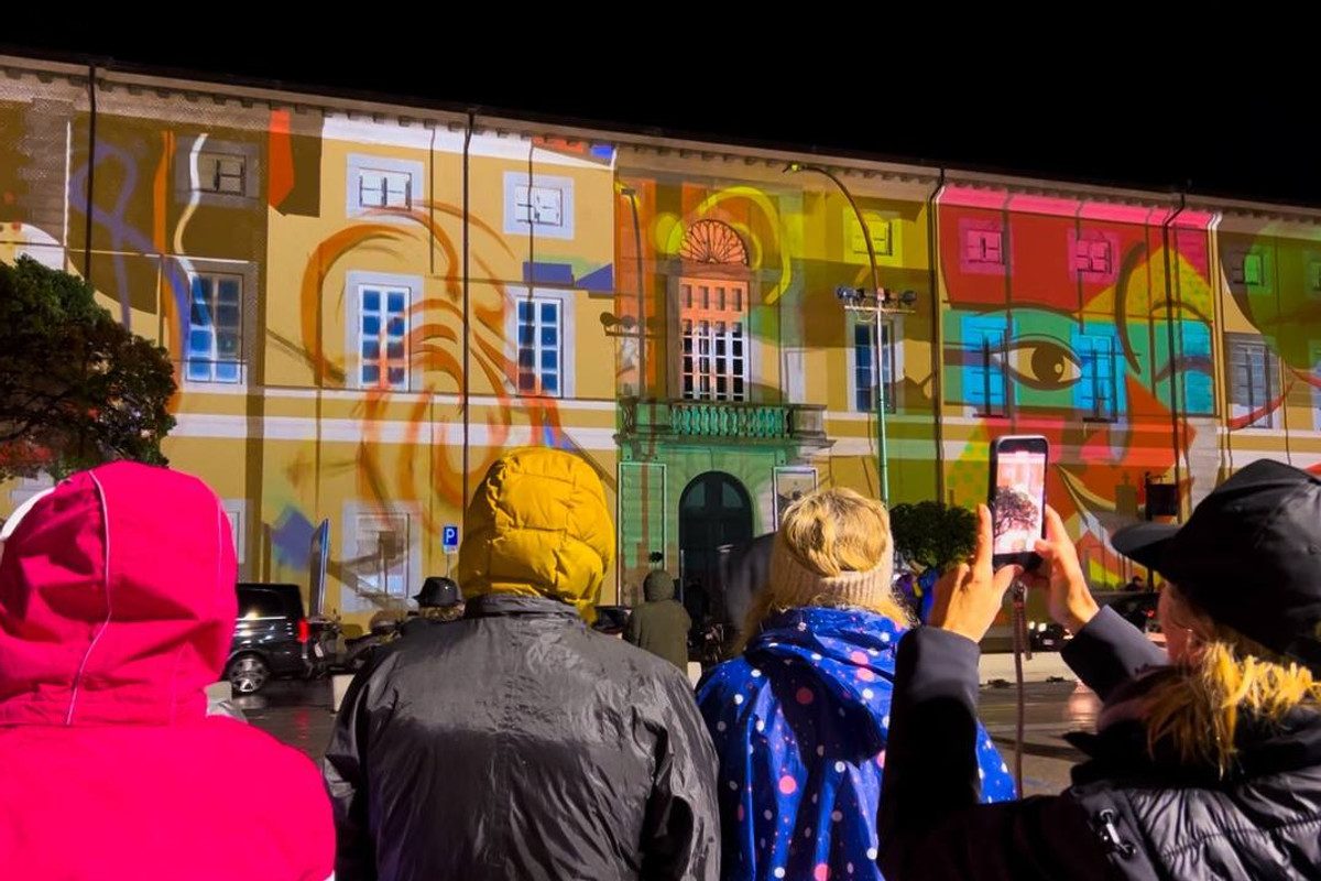 Proiezione di maschere carnevalesche sulla parete dello spazio