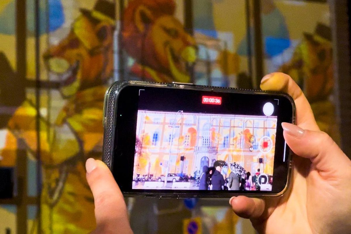 Volti e simboli del Carnevale che emergono dalle proiezioni