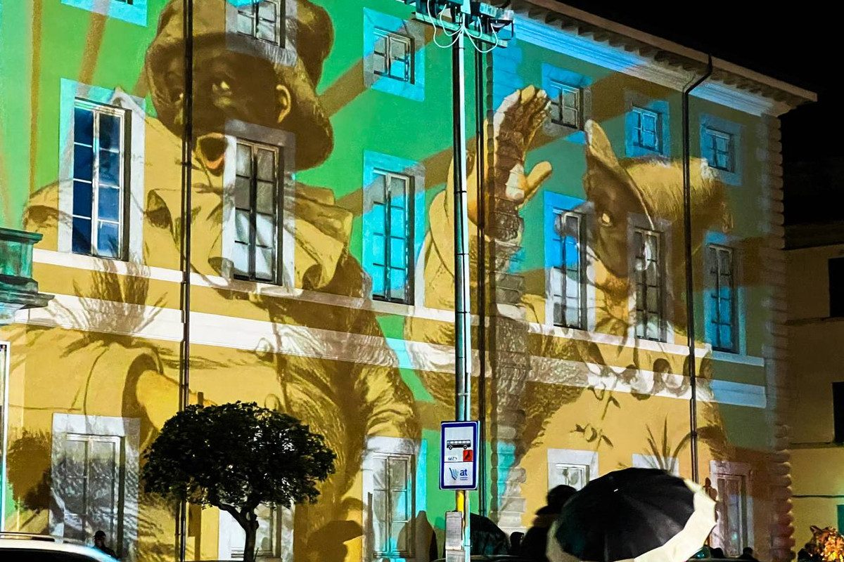 Colori vivaci che scolpiscono l'architettura dello spazio