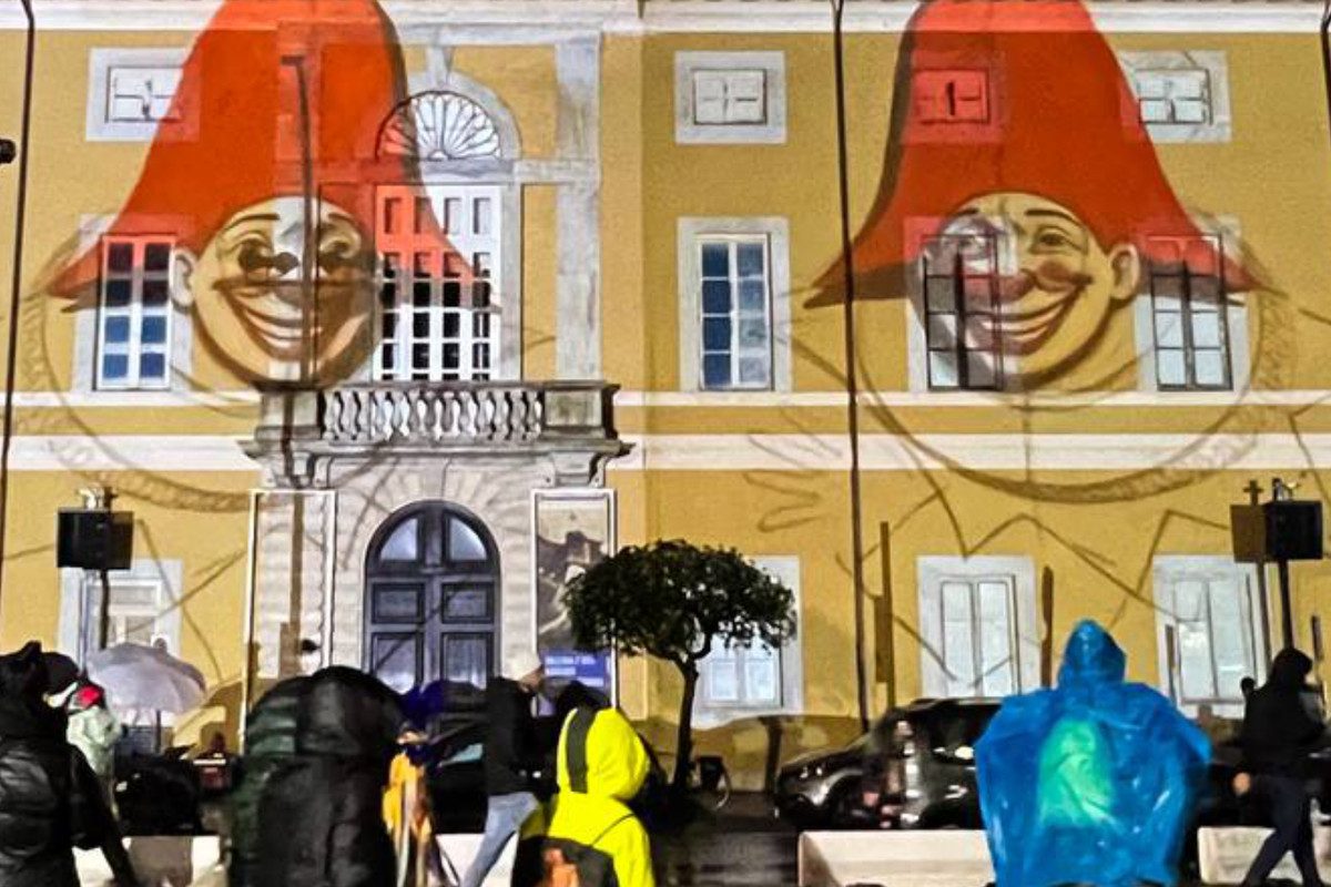 Pubblico immerso nell'esperienza di luce e suono