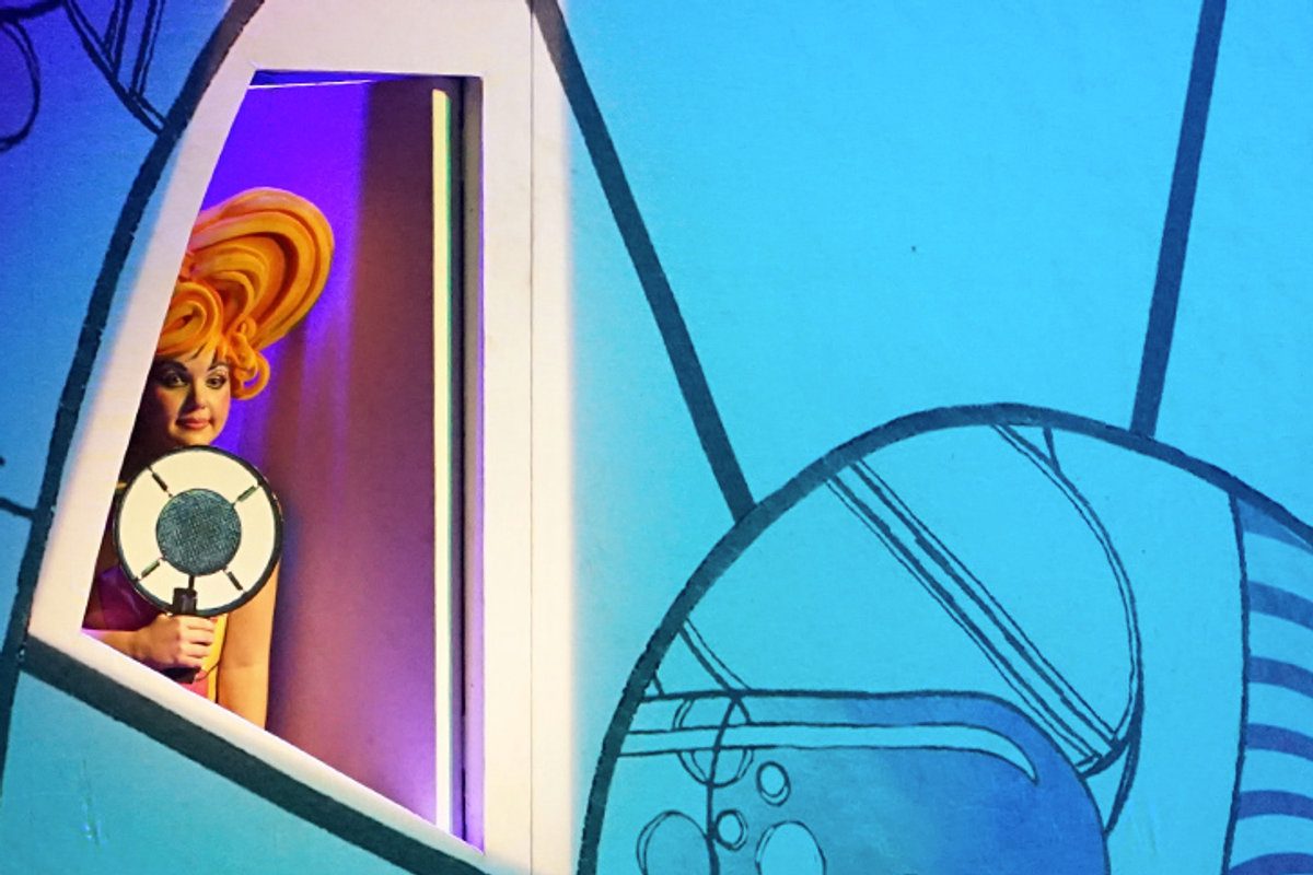 Dittico Napoletano - cantanti in scena con la scenografia illustrata