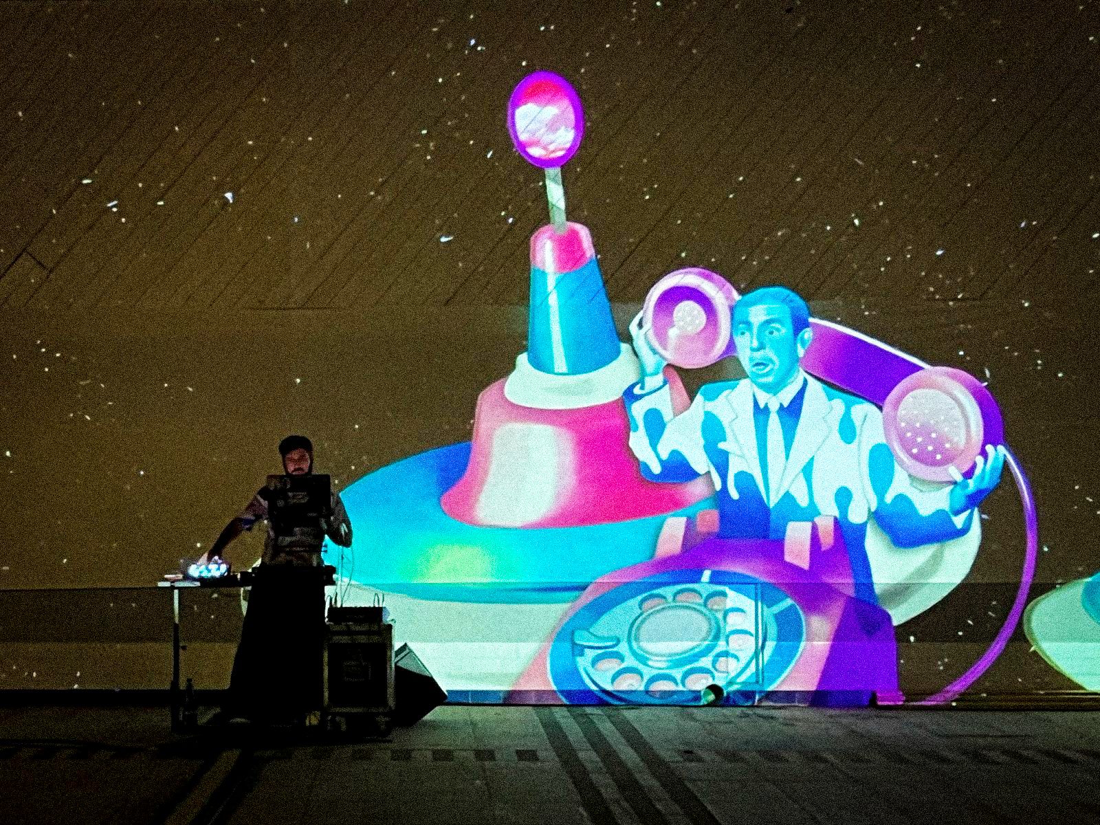 FANTASTIK - the character with the telephone, plates animated live