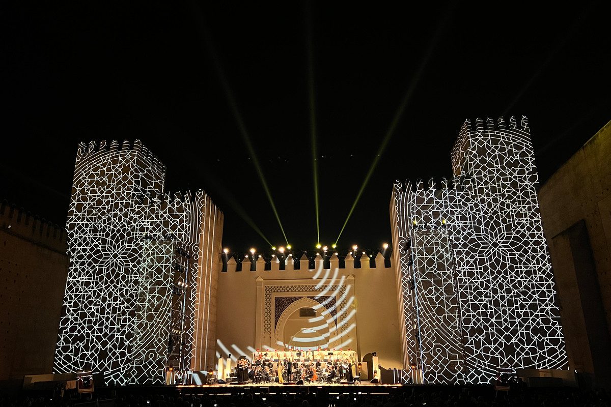 Animazioni barocche proiettate sull'architettura marocchina