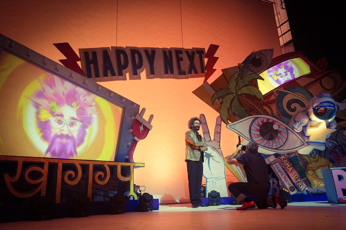 Scenografia digitale con proiezioni sul palcoscenico