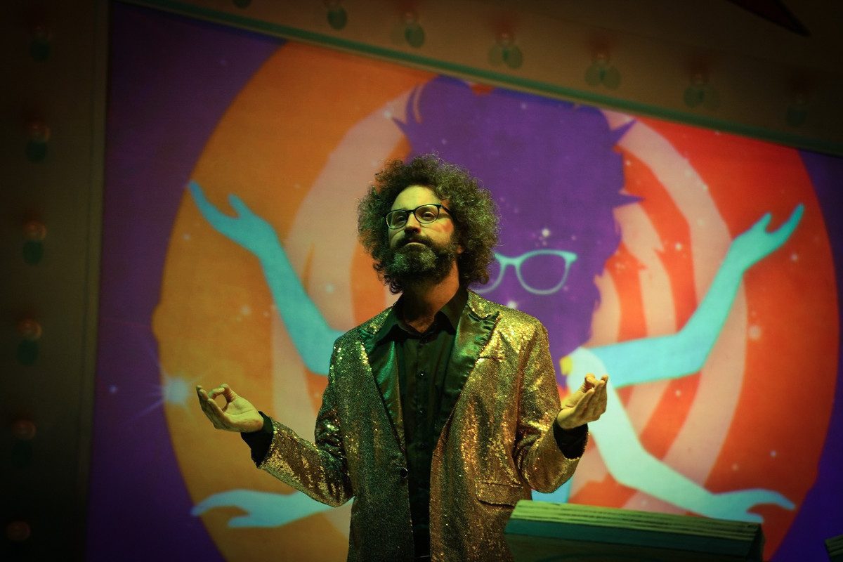 Simone Cristicchi in scena con visual animati alle spalle