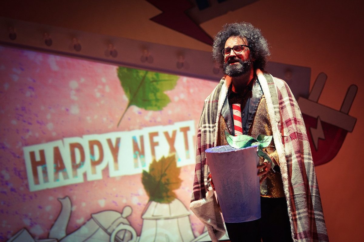 Proiezioni colorate durante il monologo sulla felicita'