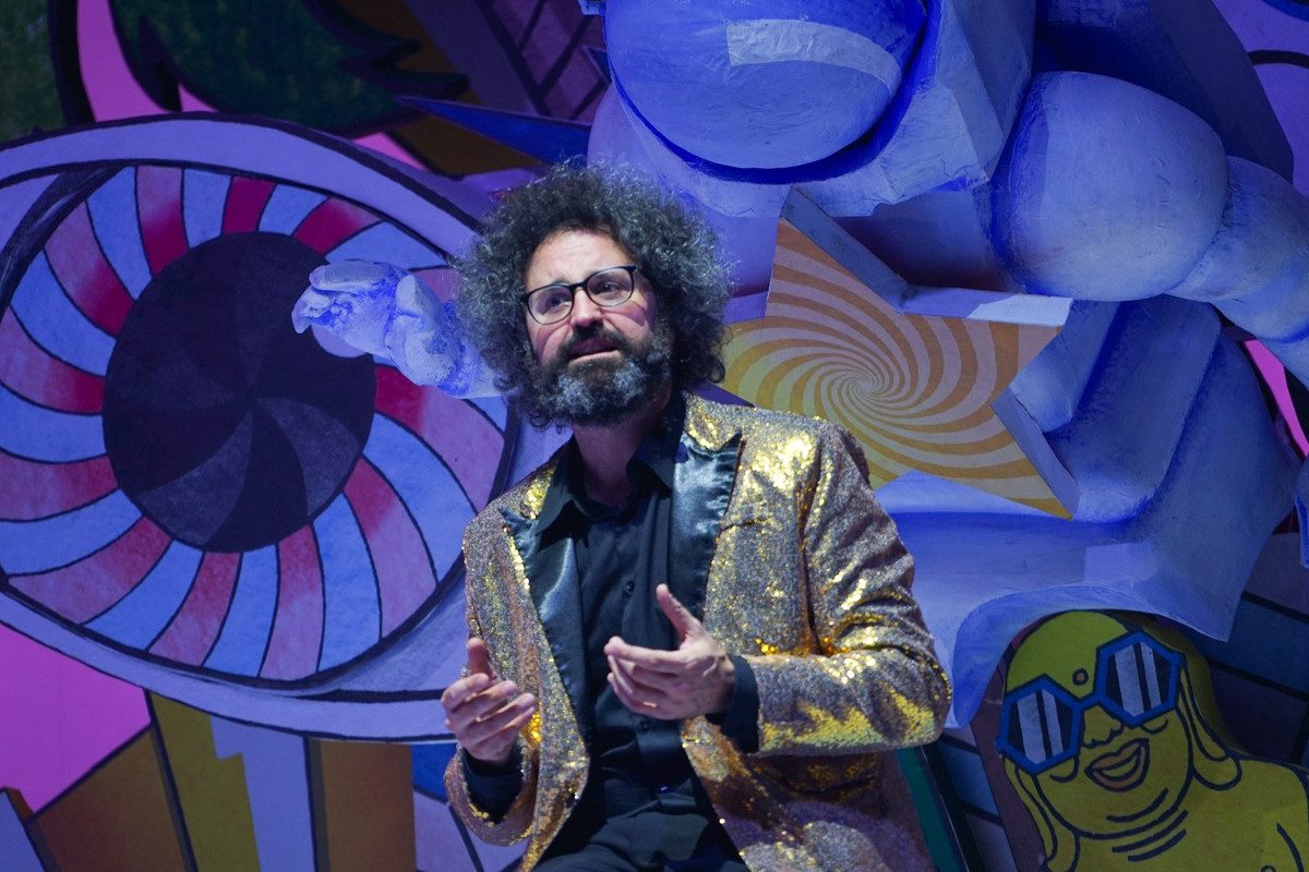 Scena teatrale con giochi di luce e scenografia immersiva