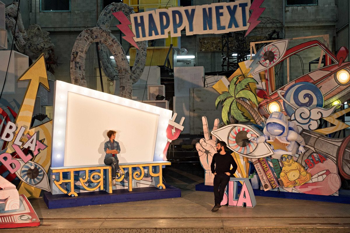 Finale dello spettacolo con visual poetici e pubblico in sala