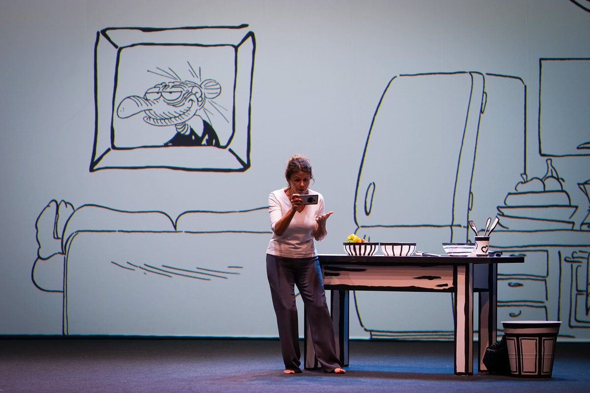 Scena del monologo con visual art dal vivo