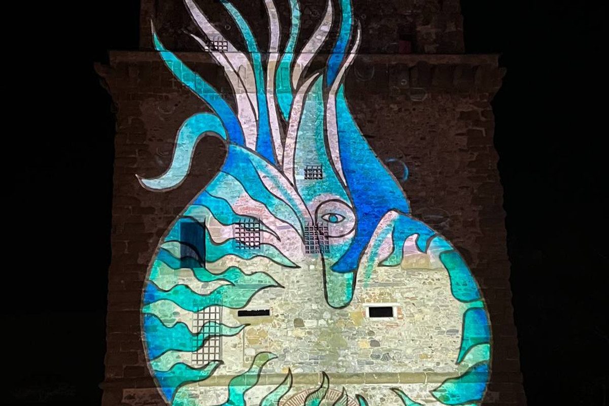 Matilde - animazione onirica proiettata sulla facciata della torre