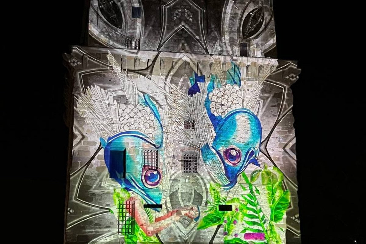 Matilde - dettaglio delle illustrazioni animate sulla facciata