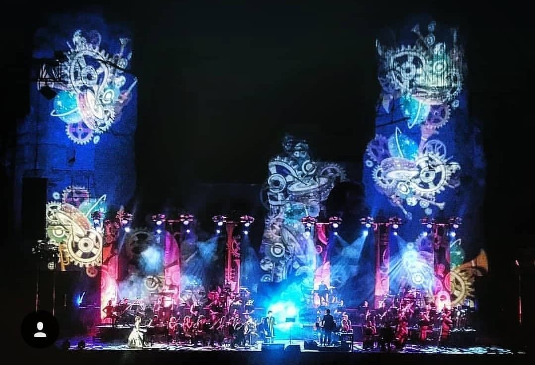 Max Gazze' sul palco con proiezioni Alchemaya