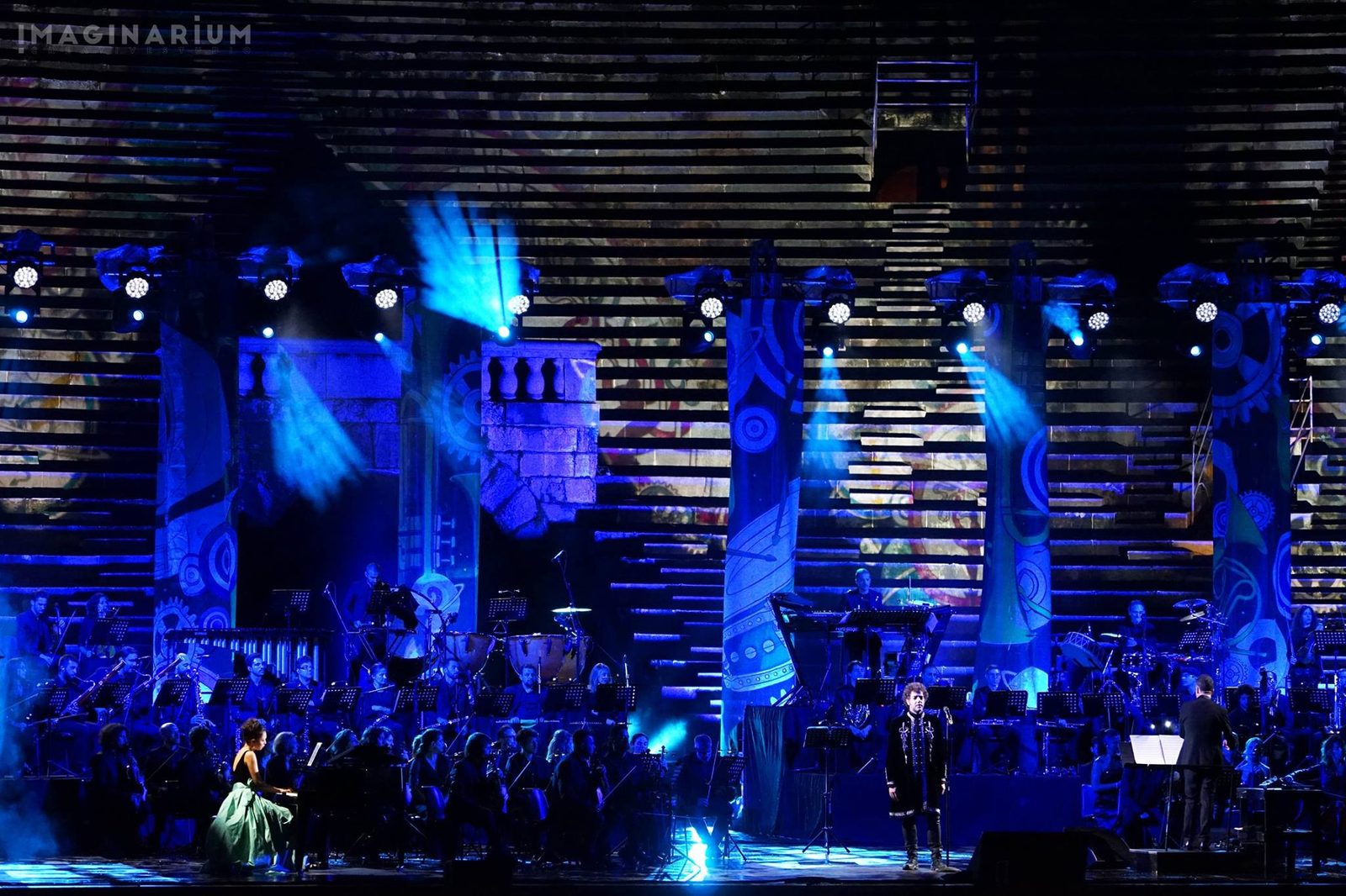 Scena live con colori ondulati e musica sinfonica