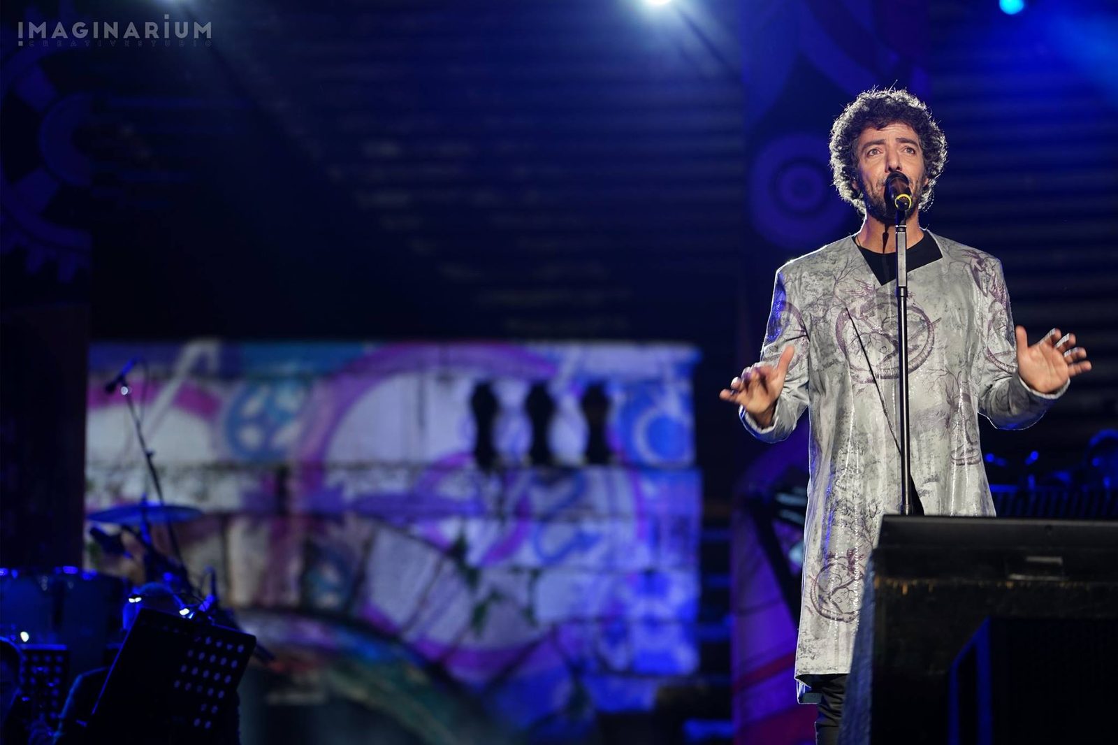 Animazione proiettata con tavole pittoriche e onde