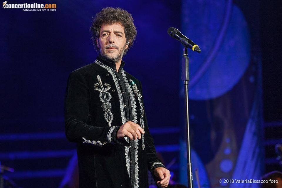 Atmosfera del tour teatrale con luci e illustrazioni