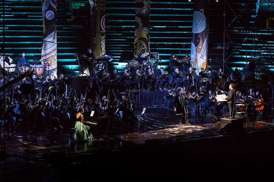 Pubblico del concerto immerso nei visual di Imaginarium