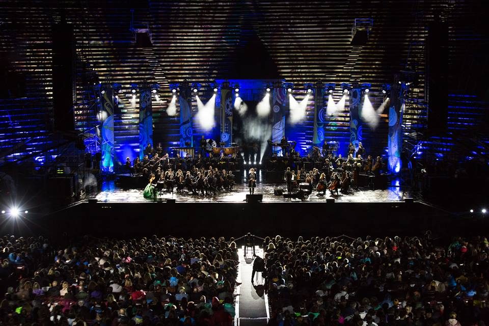 Scenografia con creature marine e fondali fantastici