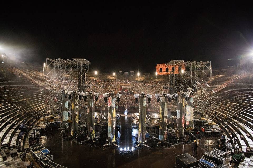 Momento poetico del concerto con visual sognanti