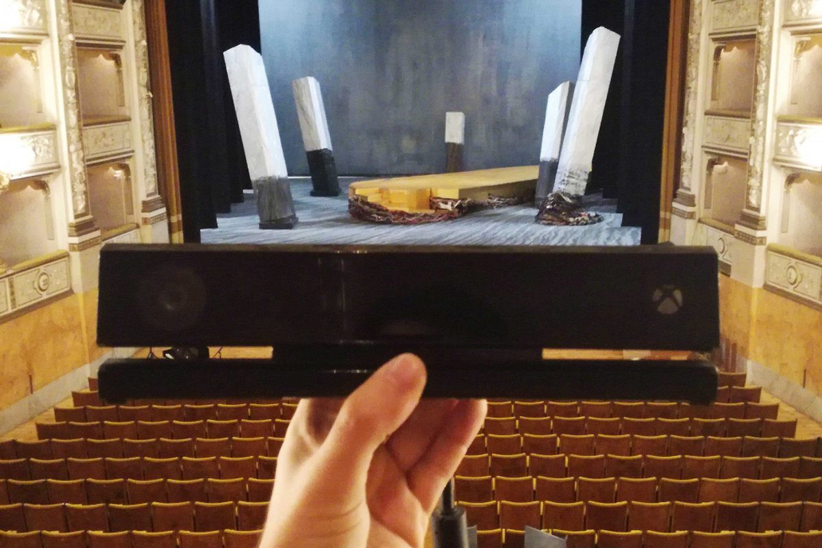 Body mapping interattivo con tecnologia Kinect sui performer durante Mosè in Egitto