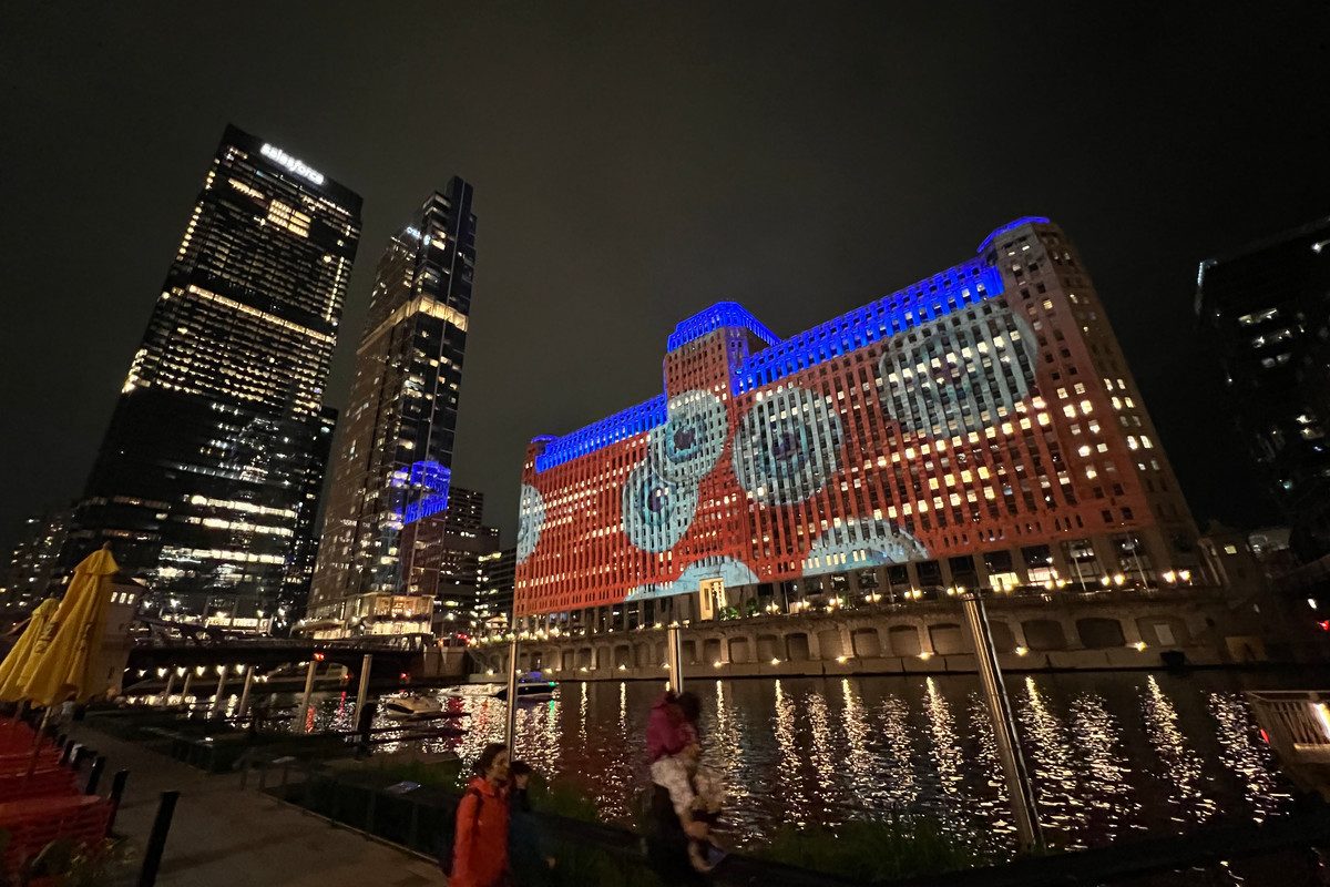 Animazioni disegnate a mano proiettate sulla facciata di theMART