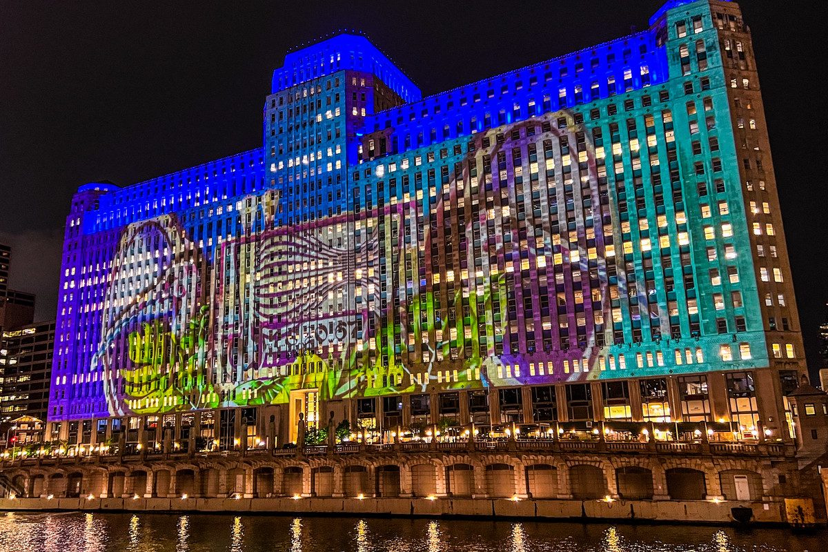Dettaglio dell'installazione notturna sul Chicago River