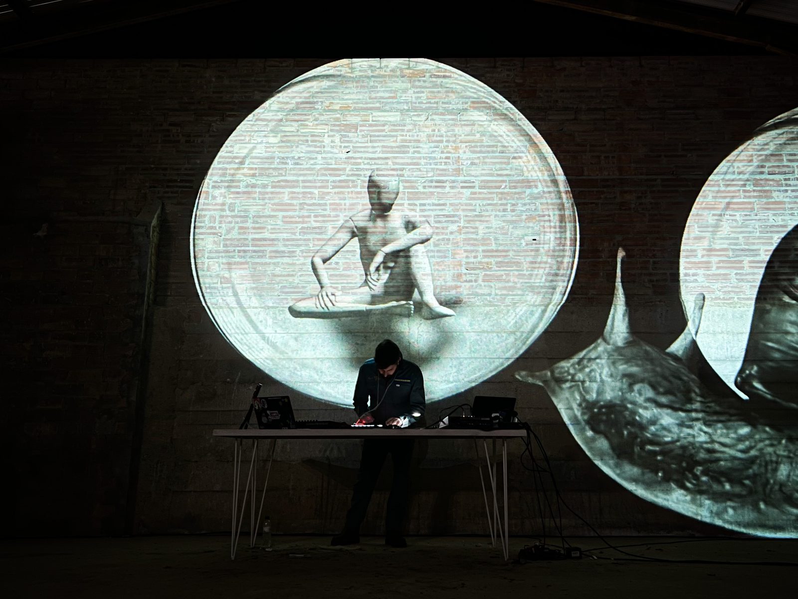 Vista notturna della performance video mapping dal vivo