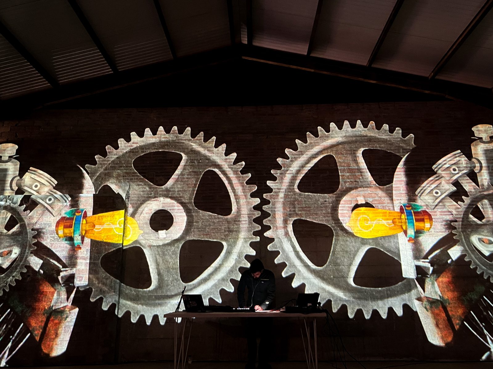 Dettaglio dei disegni originali proiettati sulla facciata