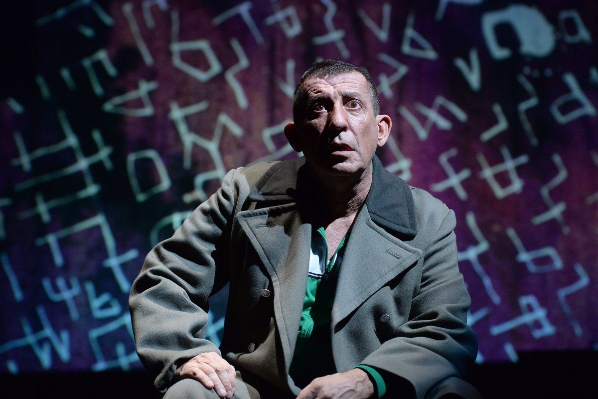 Scena con animazione digitale e attori dal vivo