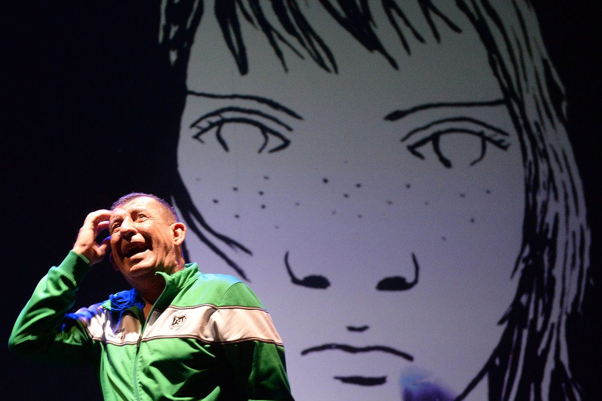 Dettaglio delle proiezioni narrative durante lo spettacolo