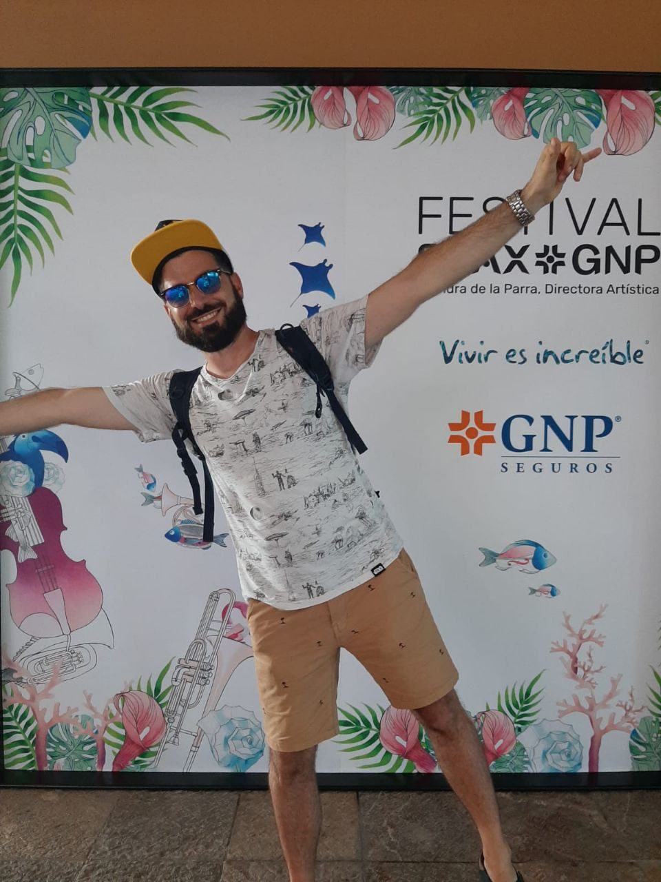 Badge e pass con illustrazioni tropicali del Festival