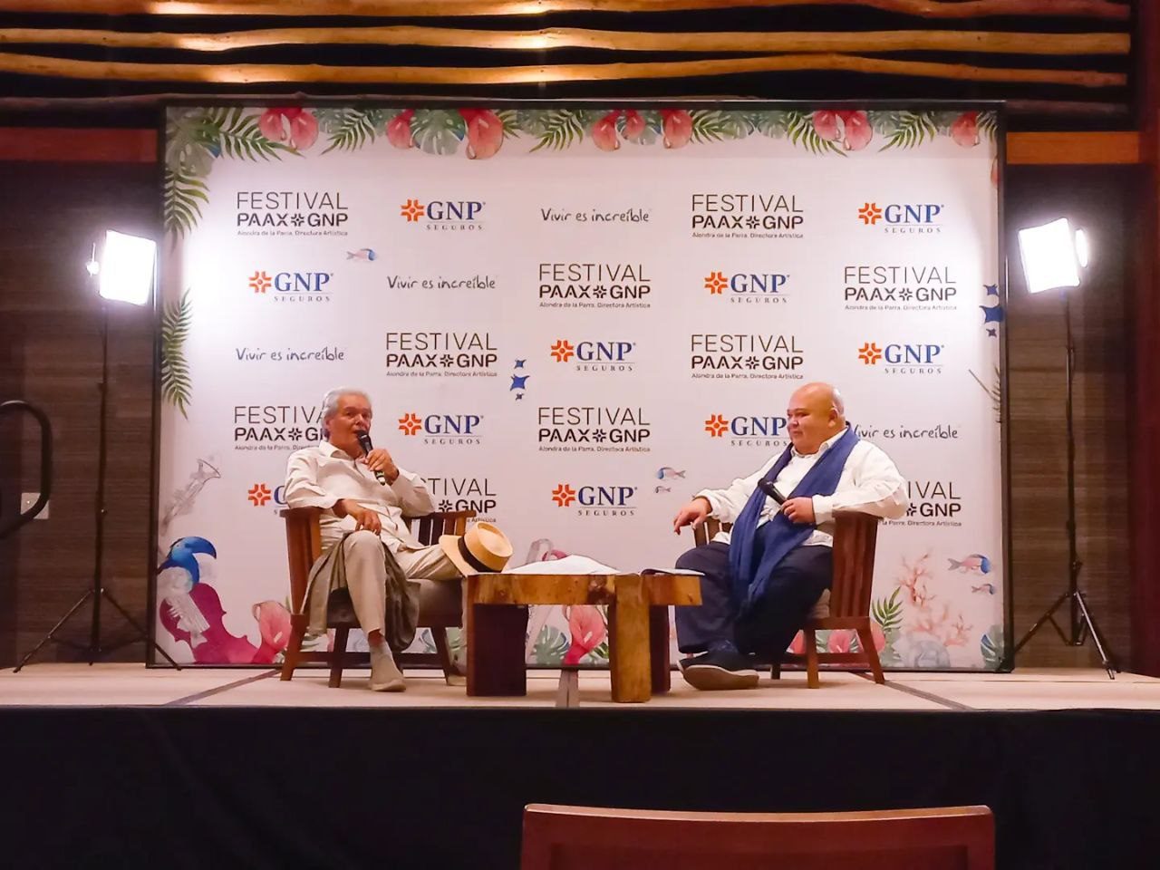 Stampa decorativa con motivi oceanici e musicali