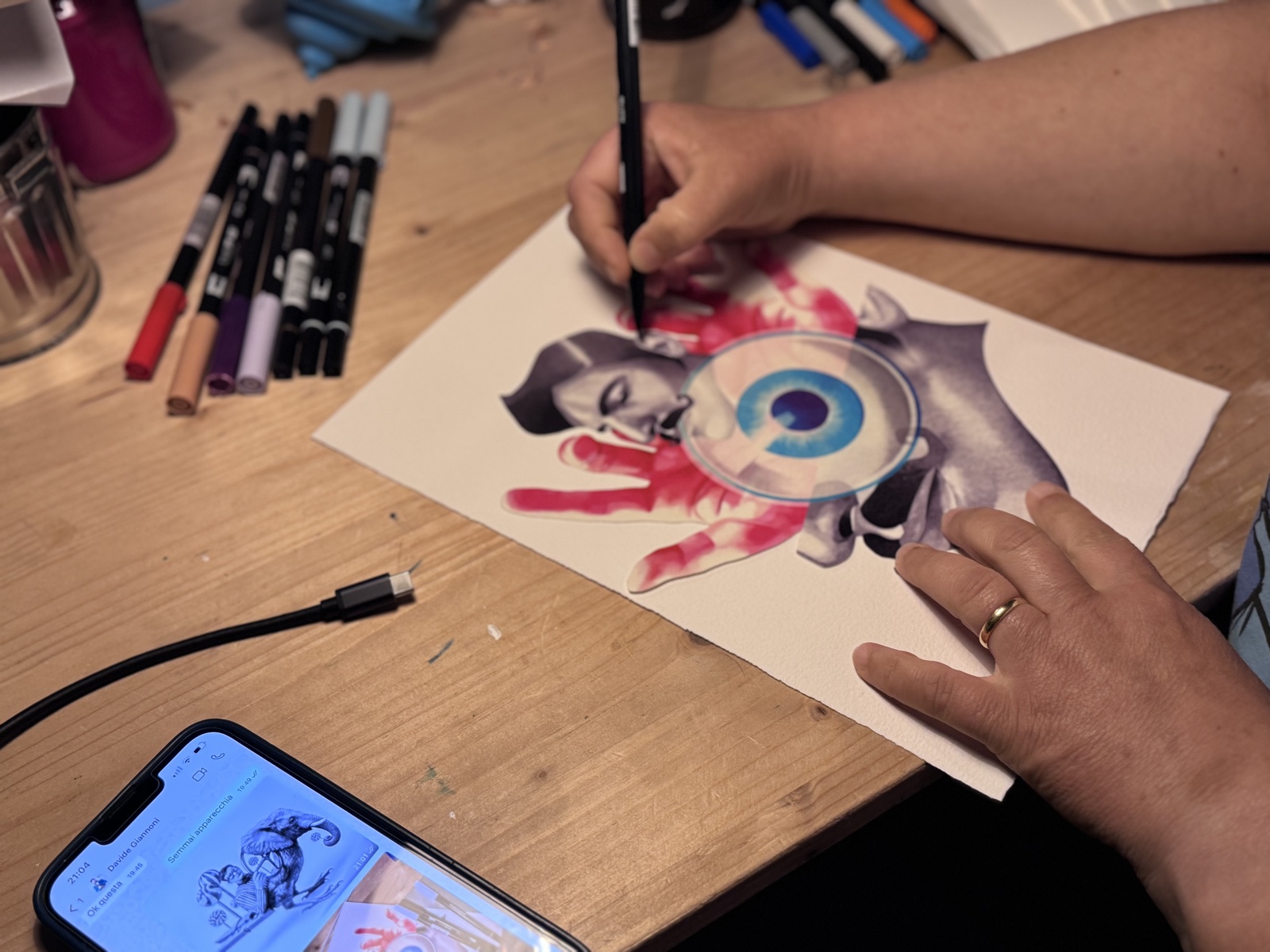 Francesca Pasquinucci disegna a mano un soggetto nell'atelier di Imaginarium