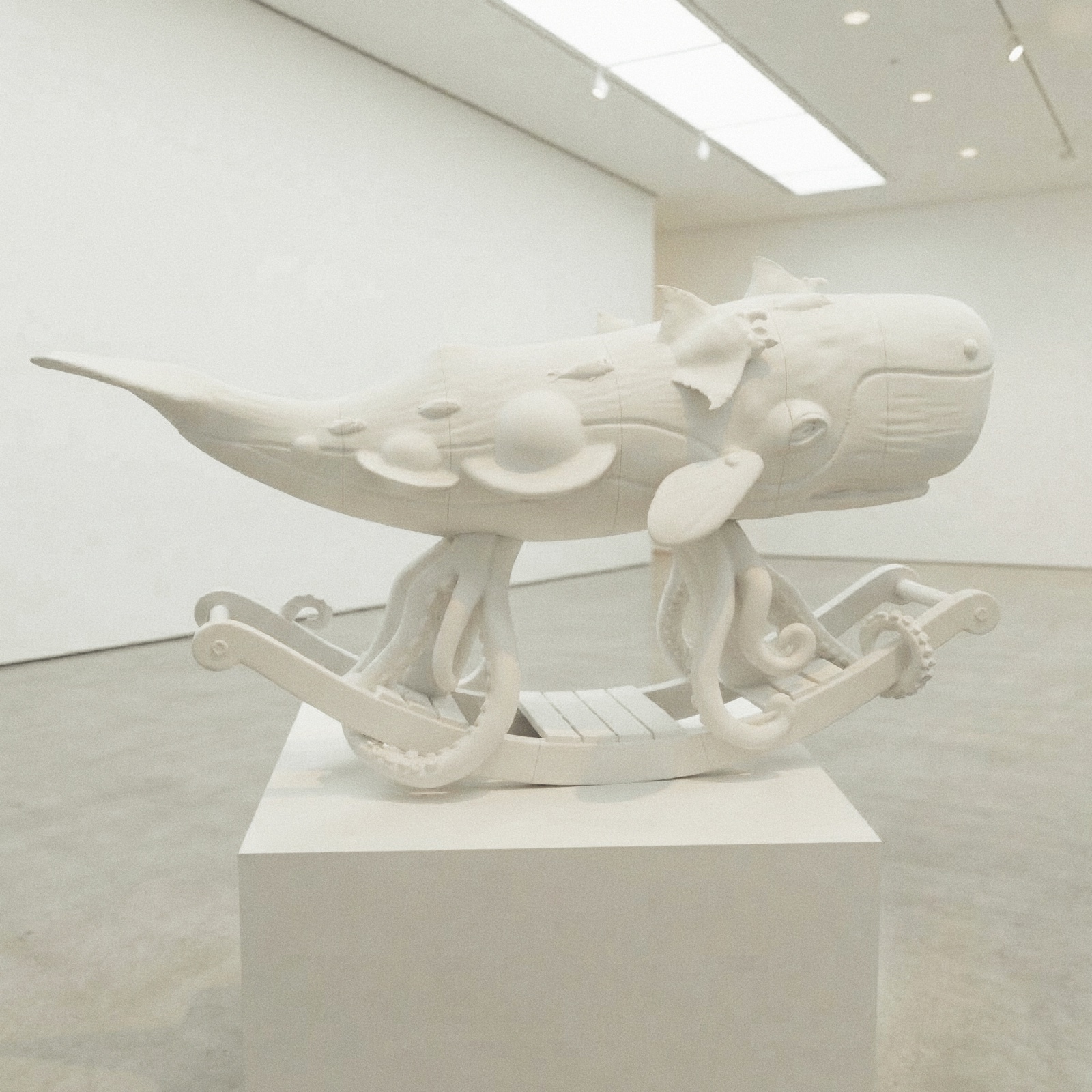 Scultura a dondolo con balena e polpo in resina bianca