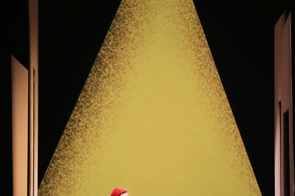 Illustrazioni animate proiettate sul palcoscenico dell'opera