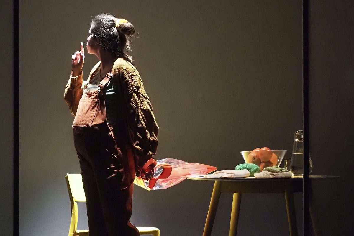 Vista della scena con costumi e proiezioni integrate