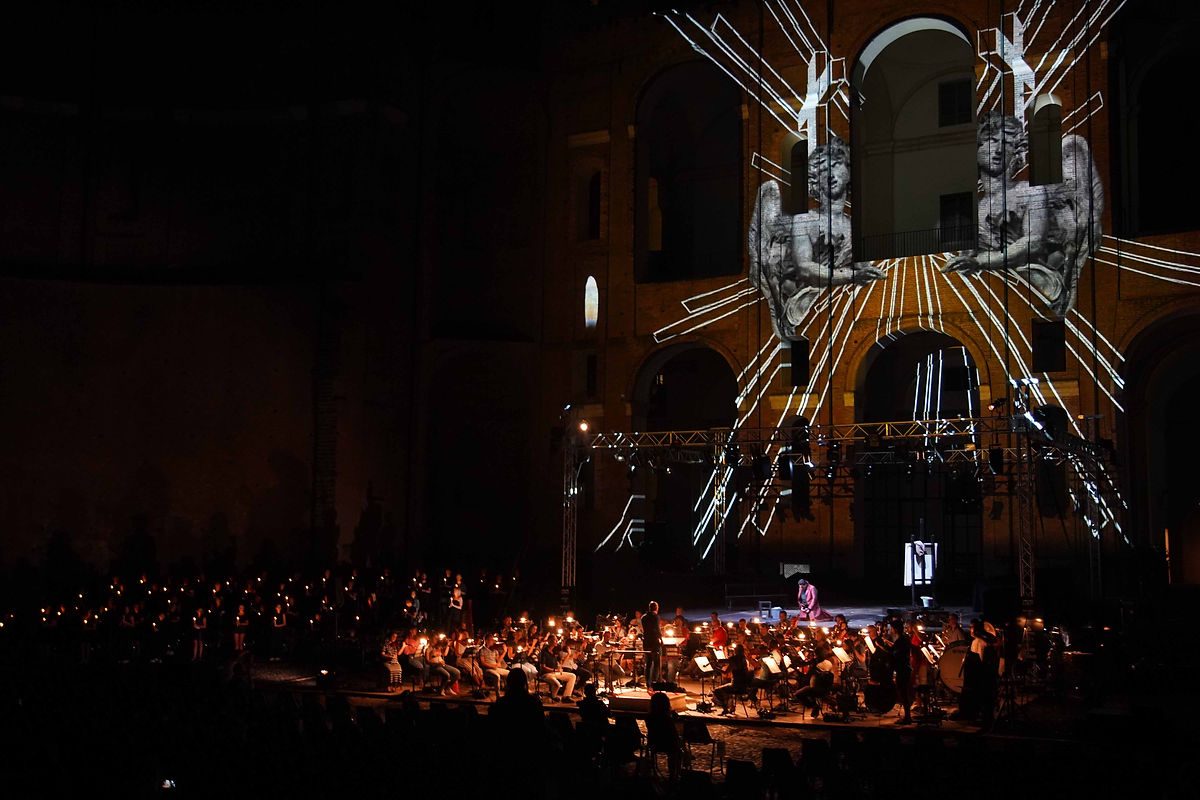 Tosca - immagini floreali del primo atto sulla femminilita