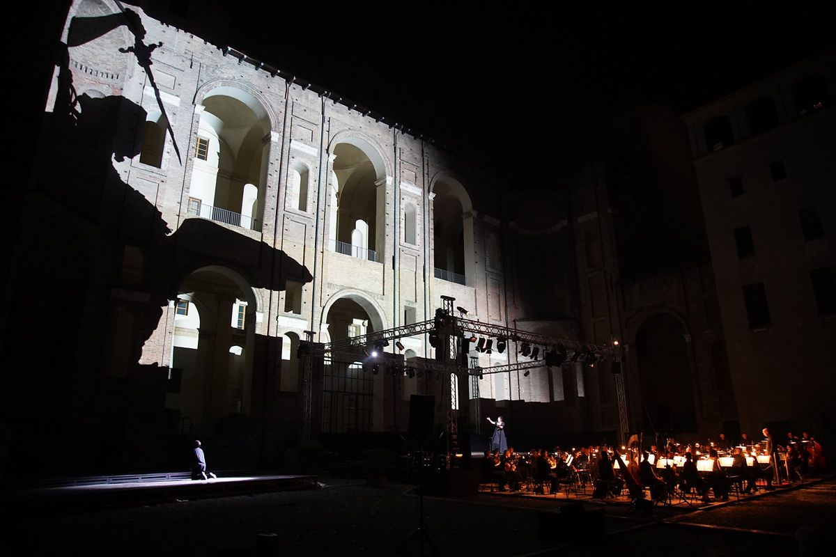 Tosca - vista d'insieme della scenografia digitale a Piacenza