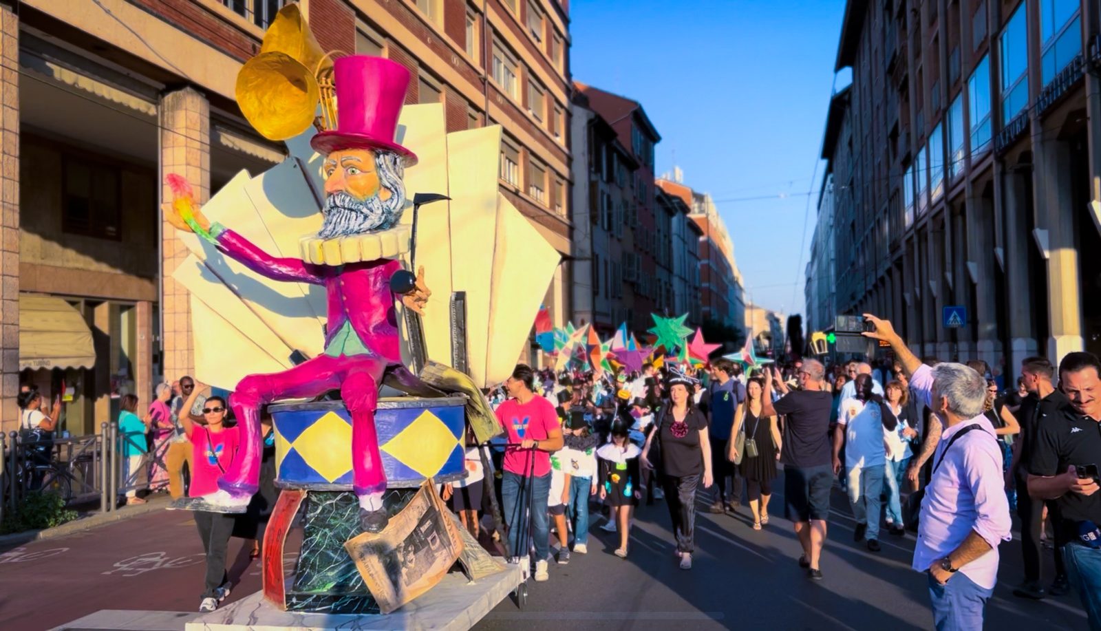Veduta del corteo verdiano nelle vie di Parma
