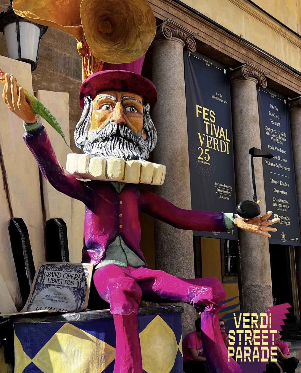 Carri allegorici ispirati all'opera verdiana in parata