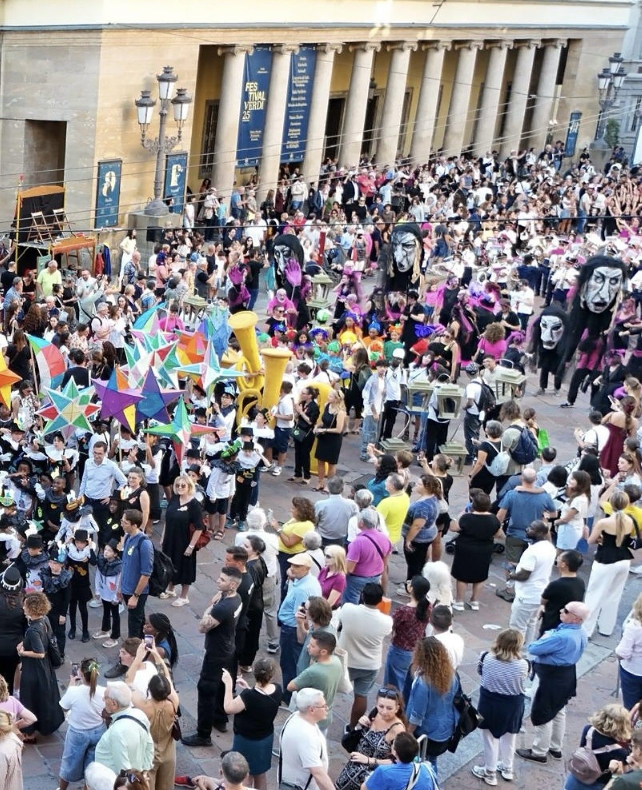 Performance di danza durante la Verdi Street Parade