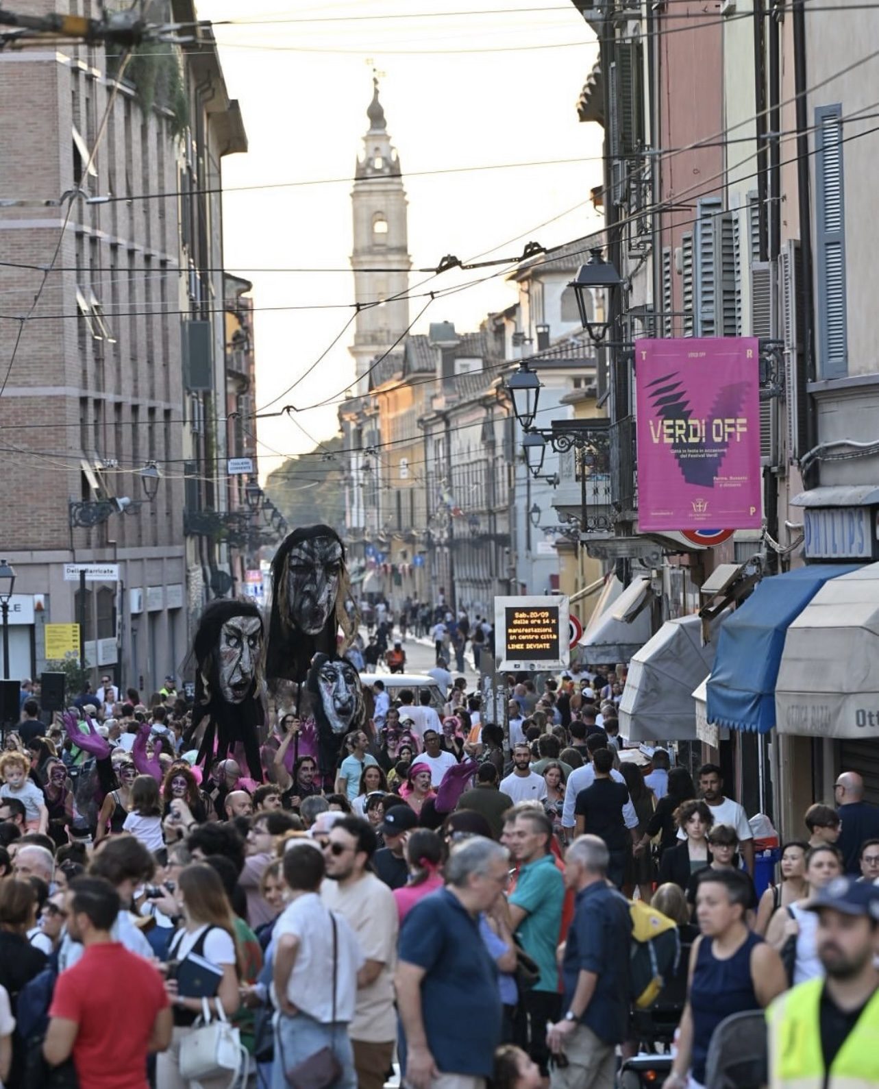 Pubblico lungo il percorso della parata a Parma